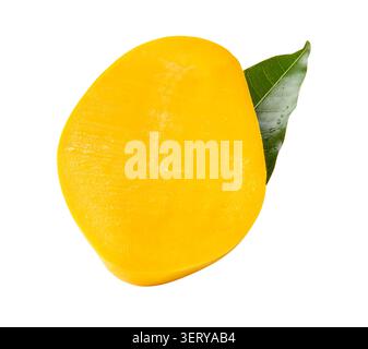 Una metà di mango giallo maturo con foglie di mango verde è isolata su sfondo bianco con percorso di ritaglio. Foto Stock