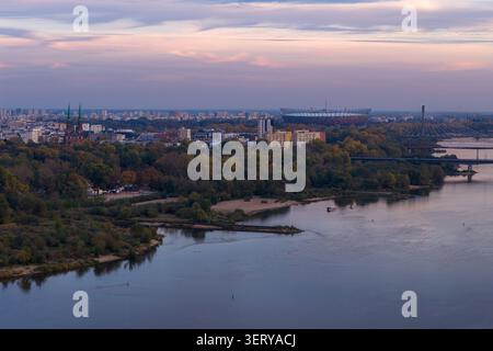 Vista aerea dello stadio PGE Narodowy e del fiume Vistola con lo skyline della città e la cattedrale di San Floriano sotto un cielo crepuscolo a Warszawa, Wojewodz Foto Stock
