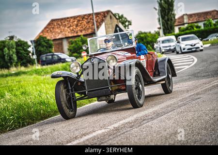 Lusia, italia 10 giugno 2026: lancia d'epoca in velocità durante la mille miglia in italia. Guida di un'auto storica su una roa di campagna Foto Stock