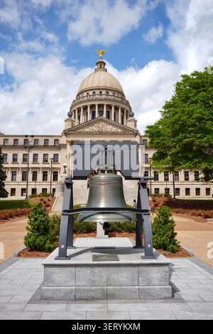 Edificio del Campidoglio dello stato del Mississippi con la replica della Liberty Bell e il Golden Dome Foto Stock