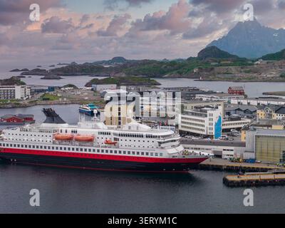 Vista aerea del porto di Svolvaer, Lofoten, Norvegia con nave da crociera Foto Stock