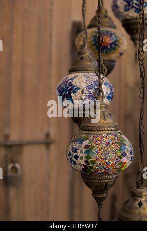 Primo piano di lampade a mosaico turco artigianali con vetro colorato e intricati lavori in metallo. Illuminazione decorativa ispirata all'a mediorientale Foto Stock