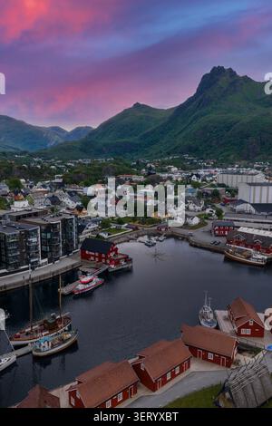 Vista aerea al crepuscolo del porto di Svolvaer, dei picchi di rorbuer e Lofoten Foto Stock