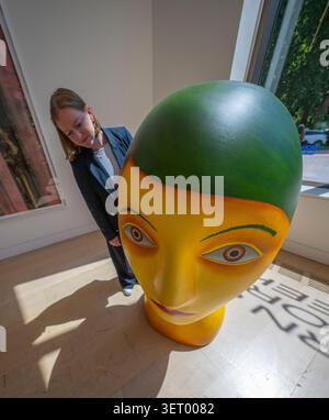 Phillips, Londra, Regno Unito. 19 giugno 2026. I punti salienti della vendita serale e pomeridiana di Arte moderna e Contemporanea (26 giugno) includono: Nicolas Party, Head with a Frog, 2021. Stimate £ 150.000-250.000. Crediti: Malcolm Park/Alamy Foto Stock