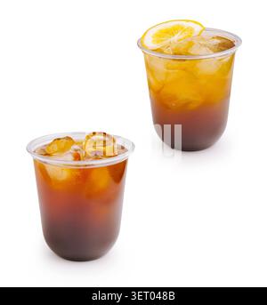 Due tazze di plastica trasparente contengono il tè freddo con cubetti di ghiaccio e fette di limone sul bordo. La bevanda è marrone scuro e rinfrescante. Questa bevanda è ideale per le giornate calde. Foto Stock