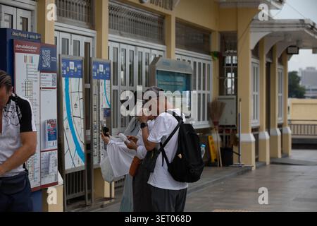 BANGKOK, THAILANDIA - 30 MAGGIO 2026: Turisti che leggono una mappa del percorso in barca, profilo laterale Foto Stock