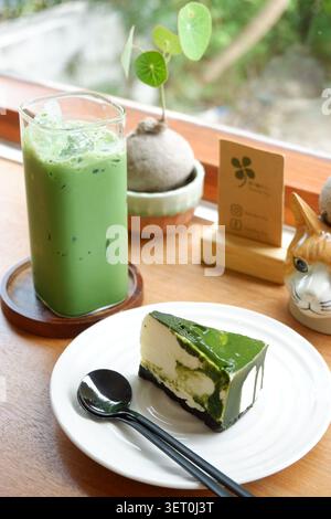 Latte matcha freddo con cheesecake matcha al caffè giapponese. Foto Stock