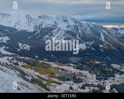 Vista aerea delle cime innevate delle Montagne Rocciose in Colorado, Stati Uniti. Foto Stock