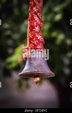 Dettagli tradizionali del tempio indù e strumenti sacri a Udaipur, Rajasthan, India. Ricco ornamento, spiritualità e patrimonio culturale dell'India. Foto Stock