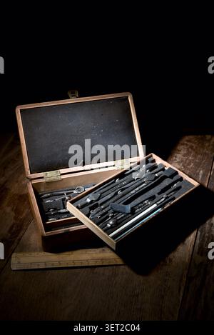 Bussola d'epoca in una scatola di legno rivestita di velluto nero, con righello in legno Foto Stock