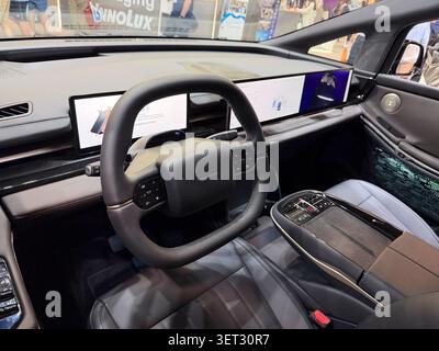 Parigi, Francia, Vista interna, Cruscotto, Fiera internazionale del commercio tecnologico, VIVATECH, Esposizioni, Foxtron, Auto elettriche, (Made in Taiwan) Foto Stock