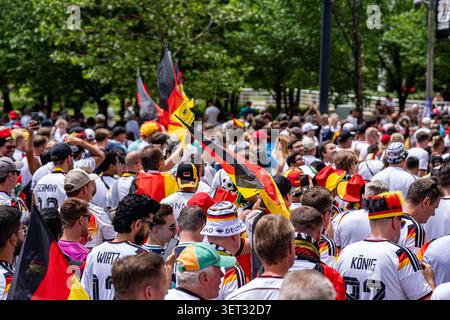 I tifosi tedeschi camminano per Toronto prima della partita della Coppa del mondo 2026. Toronto, Canada - 20 giugno 2026. Foto Stock