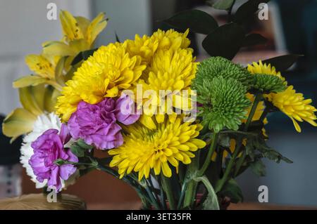 Un vivace bouquet di fiori misti Foto Stock