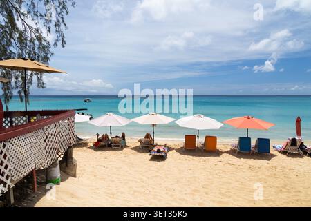 Ombrelloni e lettini all'Adrian's Corner Sunset Bar sulla spiaggia al sole tropicale, Mullins Beach, Mullins, Saint Peter, Barbados Foto Stock