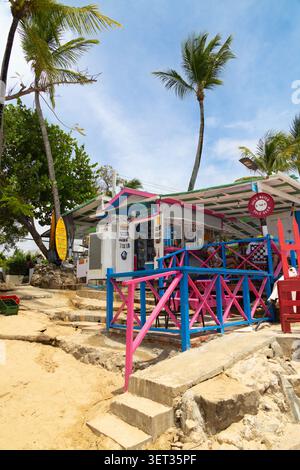 Adrian's Corner Sunset Bar sulla spiaggia al sole tropicale, Mullins Beach, Mullins, Saint Peter, Barbados Foto Stock