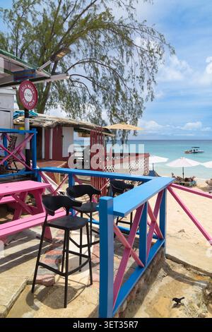 Adrian's Corner Sunset Bar sulla spiaggia al sole tropicale, Mullins Beach, Mullins, Saint Peter, Barbados Foto Stock