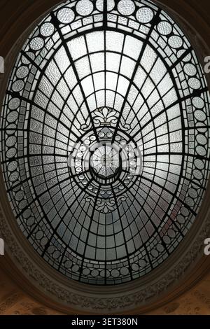Soffitto in vetro colorato, Gallery of Modern Art, Glasgow, Regno Unito Foto Stock