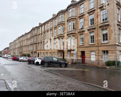 Strada residenziale con auto parcheggiate, Glasgow, Regno Unito Foto Stock
