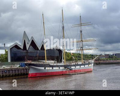 La nave alta Glenlee, una nave storica, ormeggiata a Glasgow con il Riverside Museum sullo sfondo. Foto Stock