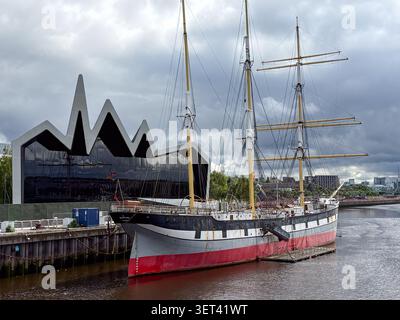 La nave alta Glenlee, una nave storica, attraccata di fronte al Riverside Museum di Glasgow. Foto Stock