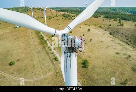 Ripresa aerea di turbine eoliche con danni da incendio in un paesaggio rurale durante il giorno Foto Stock