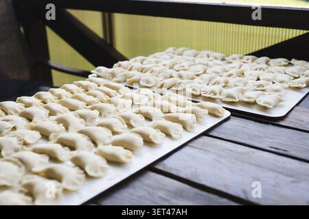 Tradizionale varenyky ucraino fatto a mano su un rustico tavolo in legno Foto Stock