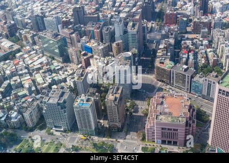 Vista aerea di grattacieli densamente affollati e intersezioni trafficate nel centro di Taipei, Taiwan Foto Stock