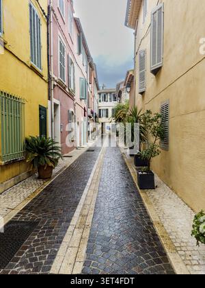 Vicolo stretto a Cassis, in Francia, in un giorno d'estate piovoso. Strade della città vecchia di Cassis nel sud della Francia in un giorno di pioggia d'estate Foto Stock
