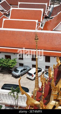 High Overlook, Tempio Tailandese Angle View, Scultura Serpente Golden Naga e tetti in terracotta rossa Foto Stock