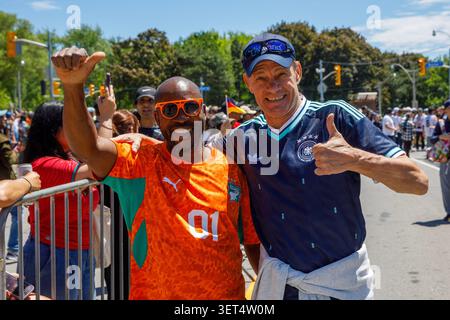 Toronto, Canada. 20 giugno 2026. I tifosi della Germania e della Costa d'Avorio condividono conversazioni amichevoli prima della partita. Credito: A Duan/Alamy Live News Foto Stock