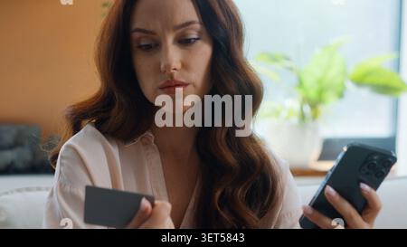 Irritata e stressata donna caucasica ha problemi di blocco degli acquisti con carta di credito con guasto del telefono cellulare mancato pagamento numero di sicurezza errato Foto Stock