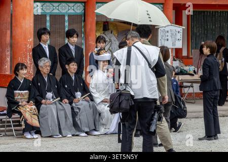 Una tradizionale festa di matrimonio giapponese posa per fotografie al Santuario di Shimogamo a Kyoto, in Giappone. Foto Stock