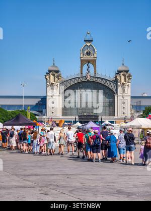 Praga, Repubblica Ceca - 21 giugno 2026: I visitatori aspettano in fila all'ingresso della mostra di Praga in un giorno di sole nel fine settimana. Famiglie e coppie Foto Stock