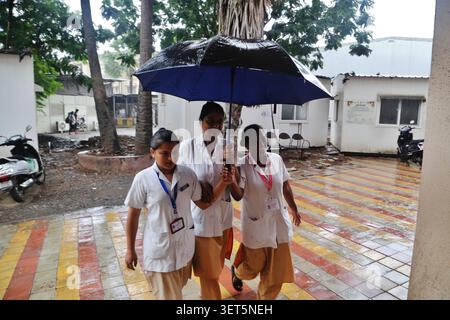 Mumbai-India-18 giugno 2026: Sebbene il monsone sia stato ritardato nel Maharashtra, sono state osservate docce luminose in parti della città di Thane, Maharashtra India Foto Stock