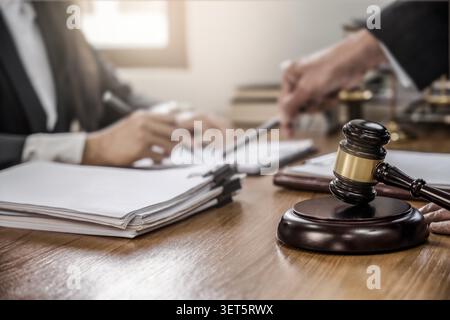Avvocato di giustizia che sta considerando un documento legale in tribunale. Foto Stock
