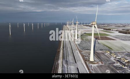 Turbine eoliche onshore e offshore che generano energia pulita Foto Stock