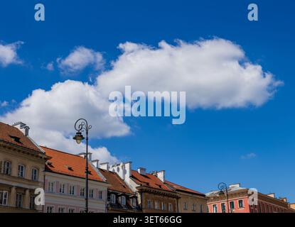 Tetti storici e cielo blu con nuvole bianche nella città vecchia di Varsavia, Polonia Foto Stock