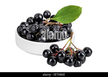 Ciotola di cioccolato in ceramica isolata su sfondo bianco. Aronia nera. Foto Stock