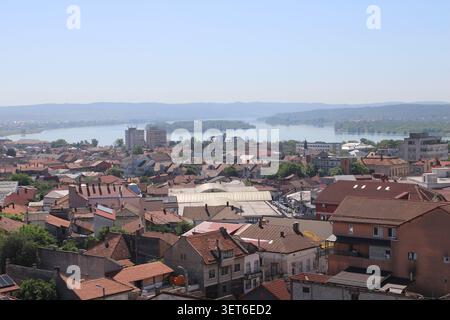 Vista dall'alto della città di Drobeta-Turnu Severin, Romania. La città si trova sul Danubio, che è qui il fiume di confine tra Romania e Serbia Foto Stock