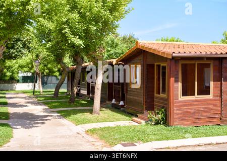 Chalet Holiday singolo in legno con tetto in Terracotta presso l'Outdoor Resort Foto Stock