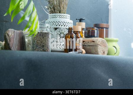 Candele profumate e vasi con olio essenziale. Lavanda secca. Aromaterapia. Lampada per aroma Foto Stock