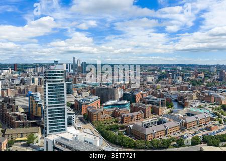 Vista aerea panoramica del centro di Leeds con Bridgewater Place Leeds Dock moderni edifici per uffici magazzini storici e lo skyline della città ben Foto Stock