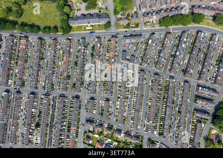 Veduta aerea di case vittoriane a schiera densamente popolate a Leeds che mostrano strade residenziali auto parcheggiate reti stradali locali e quartiere urbano Foto Stock