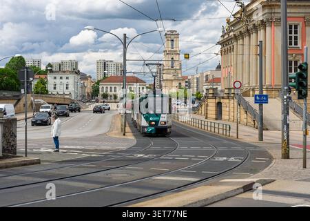 POTSDAM, GERMANIA - 10 GIUGNO 2026: Tram sul Lange Bruecke con Potsdam City Palace e Garnisonkirche Potsdam sullo sfondo. Foto Stock