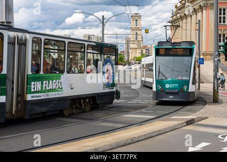 POTSDAM, GERMANIA - 10 GIUGNO 2026: Tram sul Lange Bruecke con Potsdam City Palace e Garnisonkirche Potsdam sullo sfondo. Foto Stock