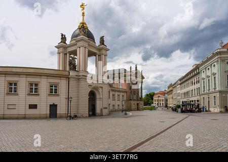 POTSDAM, GERMANIA - 10 GIUGNO 2026: Palazzo della città di Potsdam in piazza Alter Markt. Foto Stock