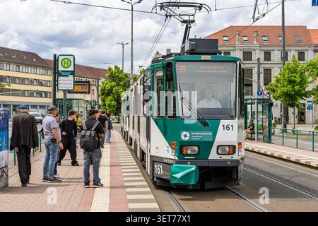 POTSDAM, GERMANIA - 10 GIUGNO 2026: Tram alla banchina della stazione con passeggeri a Potsdam. Foto Stock