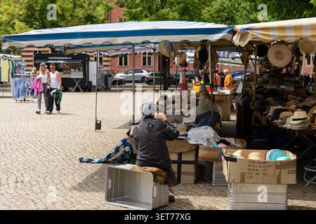 POTSDAM, GERMANIA - 10 GIUGNO 2026: Bancarelle del mercato a Bassinplatz con cappelli e abbigliamento. Foto Stock