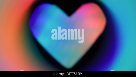 Cuore volumetrico. Sfoca l'amore rotondo. Lente lucida blu-rosa multicolore sfocata scintilla sfarfallio su sfondo artistico nero scuro astratto. Foto Stock