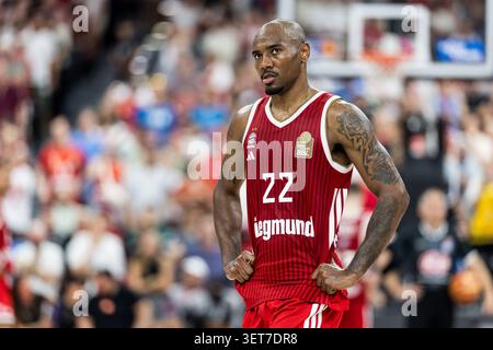 MONACO, GERMANIA - 21 GIUGNO: Isiaha Mike (FC Bayern Muenchen, 22) frustrato durante l'easyCredit Basketball Bundesliga playoff finale partita 5 tra FC Bayern Muenchen e Alba Berlin al SAP Garden il 21 giugno 2026 a Monaco, Germania. Foto Stock